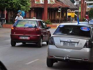 Carros circulam pelas ruas com adesivos dos dois candidatos à prefeito (Foto: João Garrigó)