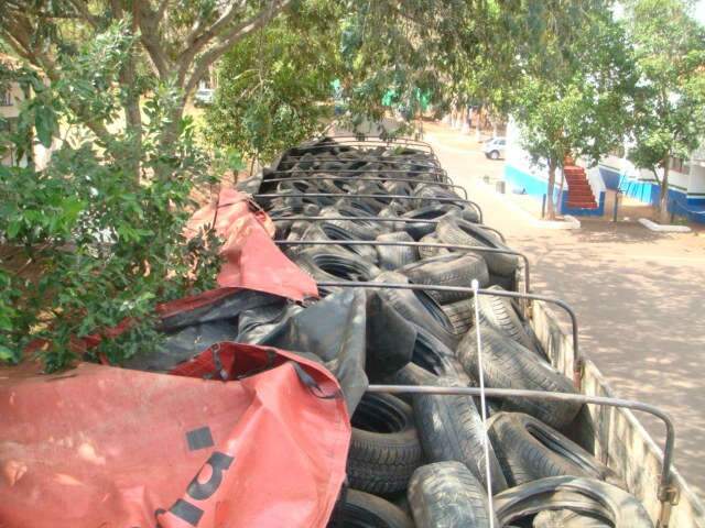  Carreta com pneus paraguaios &eacute; apreendida e motorista multado em R$ 440 mil