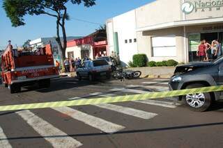 Trânsito ficou interrompido por causa da colisão envolvendo Palio, Civic, Uno e moto. (Foto: Simão Nogueira)