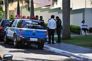 Oficial de Justiça foi entregar intimação sobre decisões judiciais nesta manhã. A PM foi acionada. (Foto: João Garrigó)