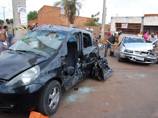  Condutor fica preso &agrave;s ferragens de carro ap&oacute;s acidente em Campo Grande