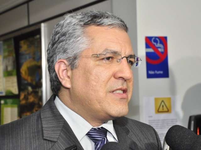 Ministro re&uacute;ne c&uacute;pula da sa&uacute;de para discutir tratamento do c&acirc;ncer