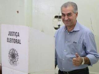Governador Reinaldo Azambuja (PSDB) votou na Escola Estadual Lúcia Martins Coelho. (Foto: Fernando Antunes)
