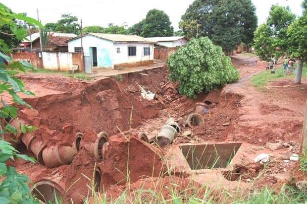 Chuva aumenta eros&otilde;es e popula&ccedil;&atilde;o se preocupa com desmoronamento 