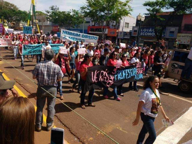 Com vaias e protesto, grevistas fecham desfile da Independ&ecirc;ncia