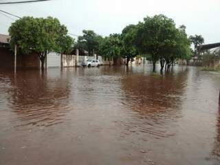 Rua debaixo d&#039;água também no bairro Santo Antônio. (Foto: Direto da Rua)