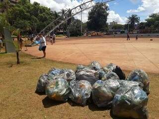 Sacos com lixo recolhido na Praça Antônio João após folia de Carnaval improvisada (Foto: Reprodução/Facebook)