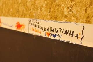 Clientes deixam escritos na parede (Foto: Alcides Neto)