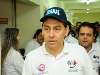 Seguranças proibiram jornalistas de fazer perguntas ao prefeito Alcides Bernal, alheias ao evento, que lançou medidas contra a dengue. (Foto: Rodrigo Pazinato)