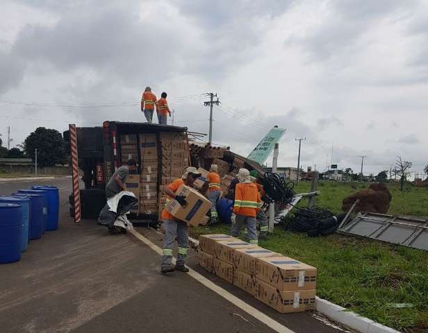 PRF apreende 35 mil pacotes de cigarro ap&oacute;s carreta tombar na BR-359
