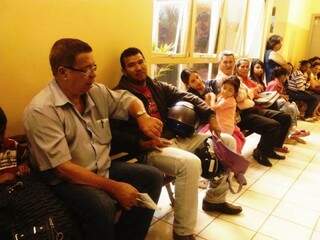Fila de usuários a espera de atendimento em posto de saúde no Coophavila. (Foto: Marcos Ermínio)