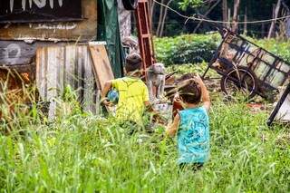 Engolidos pelo mato ou pela falta de tudo? (Foto: Marcos Ermínio)