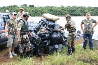 Atividade de coleta de lixo no rio Pardo acontece há sete anos (Foto: Divulgação)