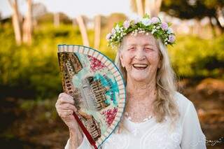 Dona Joana aos 94 anos é só alegria para a câmera (Foto: Jesleni Souza)
