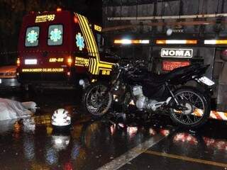 Motociclista morre ap&oacute;s colidir em traseira de carreta estacionada
