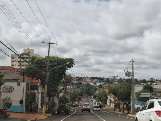 Feriad&atilde;o ser&aacute; de c&eacute;u nublado e muita chuva em MS, prev&ecirc; meteorologia