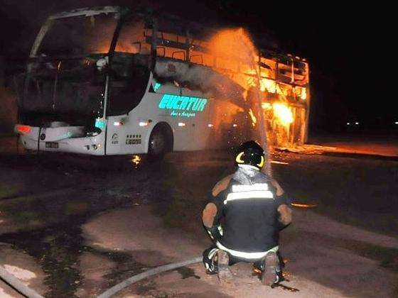 Fogo destr&oacute;i &ocirc;nibus que transportava 35 pessoas; ningu&eacute;m se feriu
