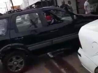 EcoSport preto que era conduzido pela mulher parcialmente em cima de calçada de garagem (Foto: Reprodução/ Vídeo)
