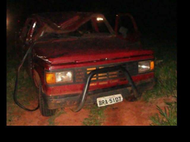  Capotamento deixa tr&ecirc;s pessoas feridas na MS-276 em Nova Andradina 