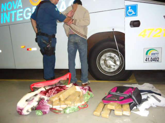  Adolescente paraguaio &eacute; apreendido com 14 quilos de maconha na rodovi&aacute;ria 