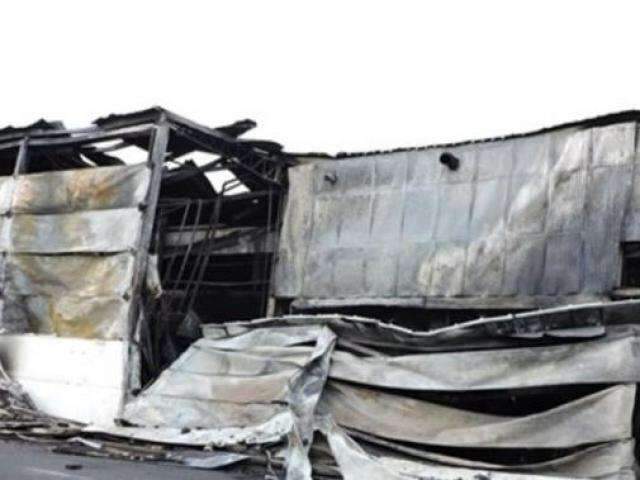 Ap&oacute;s 8 horas, inc&ecirc;ndio que destruiu f&aacute;brica de constru&ccedil;&atilde;o civil &eacute; controlado