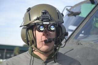Militar mostra o óculos de visão noturna, usando pela primeira vez em salvamento. (Foto: Pedro Peralta)