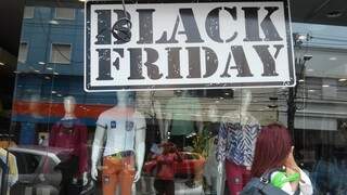 No Centro de Campo Grande, as lojas de vestuário também aderiram ao Black Friday. (Foto: Mariana Rodrigues)