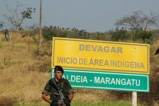 Entrada de aldeias também são protegidas pelo Exército. (Foto: Marcos Ermínio)