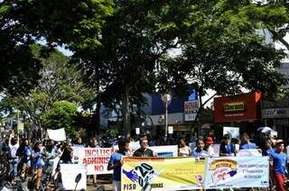Professores durante protesto realizado ontem em Dourados (Foto: Hédio Fazan/Dourados Agora)