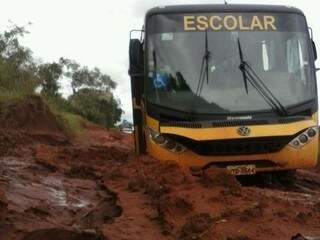 Nem mesmo o ônibus escolar consegue chegar ao destino em Iguatemi. (Foto: Ramao Lino Guerreiro da Defesa Civil)