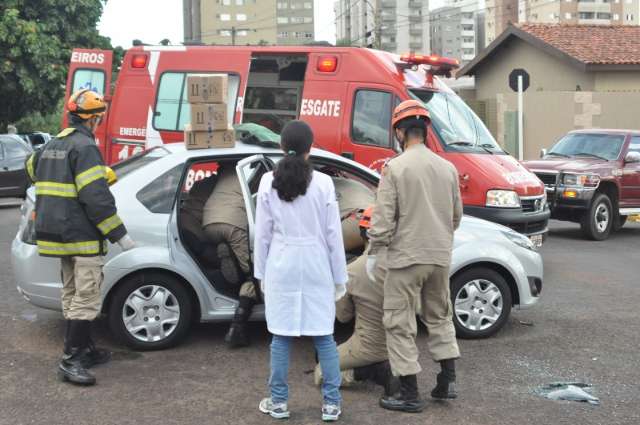 Motorista se envolve em acidente em cruzamento e fica presa &agrave;s ferragens
