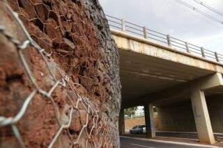 &quot;Barriga&quot; formada pelo deslocamento de pedras no gabião do viaduto da Ceará, devido à pressão. (Foto: Kísie Ainoã)