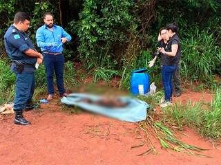 Policiais recolhem ossada encontrada em tambor, hoje, em Ponta Porã (Foto: Porã News)