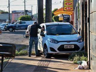 Corpo do vendedor foi encontrado dentro do carro, na manhã de quinta-feira (Foto: Henrique Kawaminami)