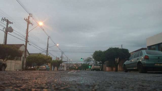 Ter&ccedil;a-feira amanhece com frio e chuva em todo o Estado