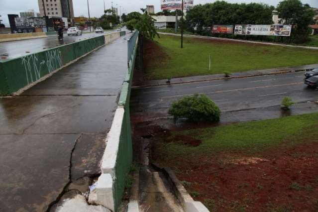 Caminhonete capota ap&oacute;s cair de viaduto na avenida Afonso Pena 