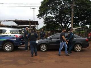 Policiais no local do crime que ocorreu no último domingo. (Foto: Rio Brilhante em Tempo Real) 