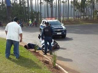 Paraguaio que roubou moto de mulher foi baleado nas costas (Foto: Direto das Ruas)
