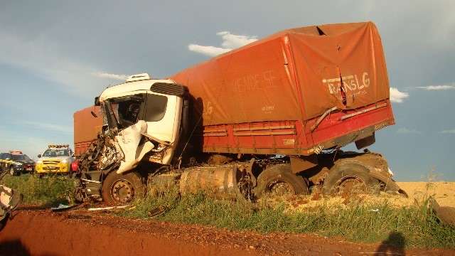 Acidente entre carretas interdita rodovia e deixa motorista ferido na BR-163