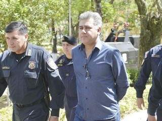 Jarvis Pavão sendo levado para audiência em Assunção (Foto: ABC Color)