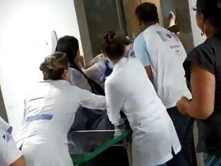 Funcionários do HR retiram paciente de elevador, em flagrante feito no fim de semana (Foto/Reprodução: Direto das Ruas)
