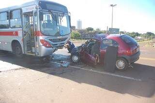 Corsa ficou debaixo do ônibus após colisão na Mascarenhas de Morais.