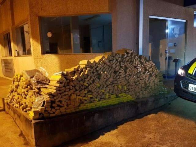Traficante abandona carro com 677 quilos de maconha na BR-463