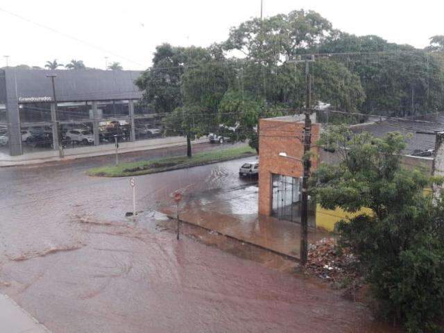 &quot;Tornado&quot; de fraca intensidade e chuva forte atingem o interior de MS