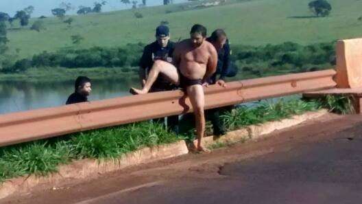 Traficante &eacute; preso de cueca ap&oacute;s pular em rio e n&atilde;o ter for&ccedil;as para nadar