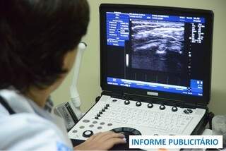 Dr. Renato realizando um exame de ultrassom - Foto Divulgação