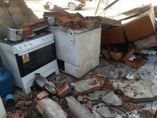 Apesar dos danos, ninguém ficou ferido com desabamento de imóvel em Caarapó. (Foto: Direto das Ruas)
