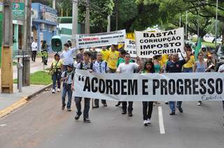 Manifestantes na avenida Afonso Pena, entre as ruas Pedro Celestino e Rui Barbosa (Foto: Marlon Ganassin)