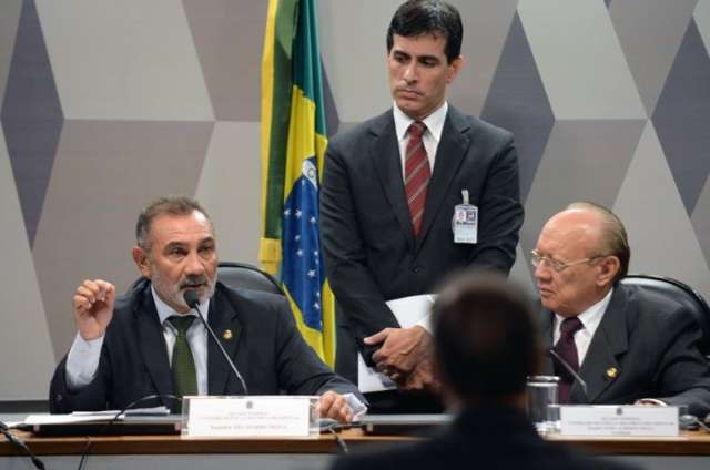 Delc&iacute;dio falta a novo depoimento e futuro no Senado ser&aacute; decido na ter&ccedil;a