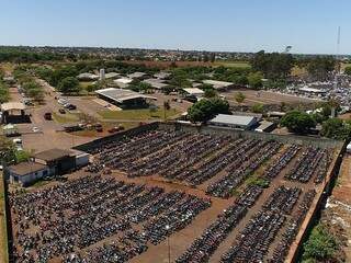 Pátio do Detran visto do alto, com mais de nove mil motos. (Foto: Fly Drone)